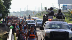 1200 migrantes ilegales salen de la frontera sur de México para unirse a la caravana más numerosa del año