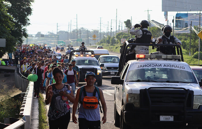 Más de 1200 migrantes, en su mayoría, haitianos, nicaragüense y venezolanos, salieron este domingo caminando en una nueva caravana desde Tapachula, Chiapas, para unirse a los 8000 migrantes que esperan resultados del diálogo con autoridades migratorias este lunes. (EFE/Juan Manuel Blanco)