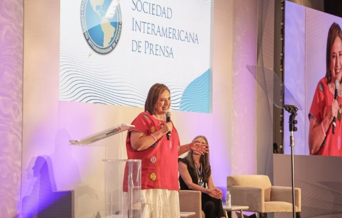 La precandidata presidencial para el 2024 del Frente Amplio por México, Xóchitl Gálvez, habla con la prensa a su salida de la 79 asamblea anual de la Sociedad Interamericana de Prensa (SIP) en la Ciudad de México, México. (Cortesía: Xóchitl Gálvez)