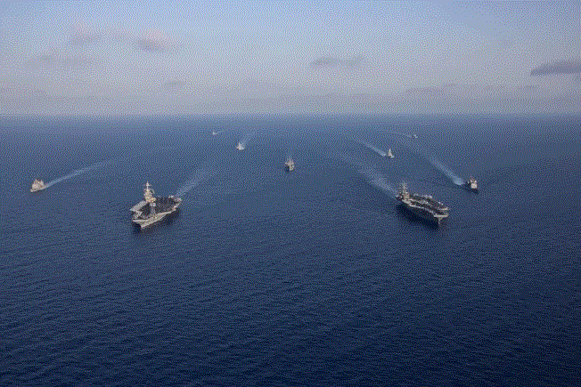 Buques de los Grupos de Ataque de Portaaviones Gerald R. Ford y Dwight D. Eisenhower, el buque de mando de la Sexta Flota de EE. UU. USS Mount Whitney (LCC 20), y las fragatas de la Marina italiana Carlo Margottini (F 592) y Virginio Fasan (F 591) navegan en formación en el Mar Mediterráneo, el 3 de noviembre de 2023. (Foto de la Marina de Guerra de los EE. UU. por el Especialista en Comunicación masiva de 2ª Clase Jacob Mattingly)
