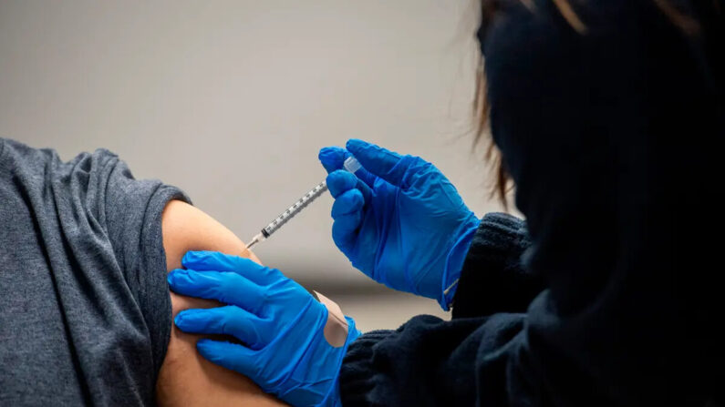 Un hombre recibe una vacuna contra el COVID-19 en Chelsea, Massachusetts, el 16 de febrero de 2021. (Joseph Prezioso/AFP vía Getty Images)

