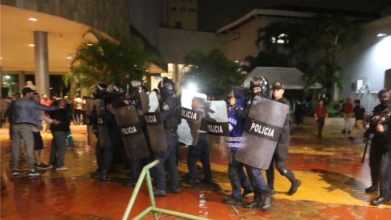 Miembros de la Policía se enfrentan con simpatizantes del gobernante Partido Libertad y Refundación (Libre) hoy, en el Congreso Nacional en Tegucigalpa, Honduras. (EFE/Stringer)