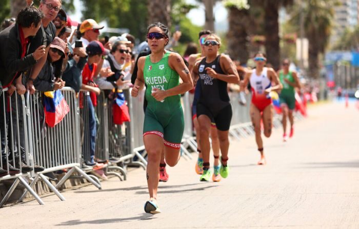 Lizeth Rueda del Equipo de México lidera durante el Triatlón Femenino en Playa El Sol en el Día 13 de los Juegos Panamericanos Santiago 2023 el 02 de noviembre de 2023 en Viña del Mar, Chile. (Ezra Shaw/Getty Images)