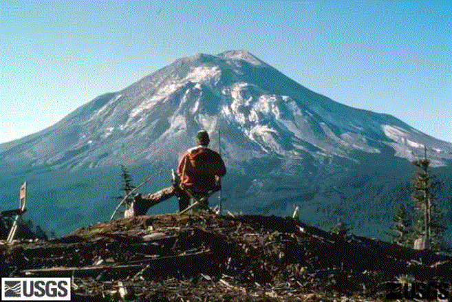 Un geólogo del USGS en el puesto de observación Coldwater II observando el Monte St. Helens. (USGS)