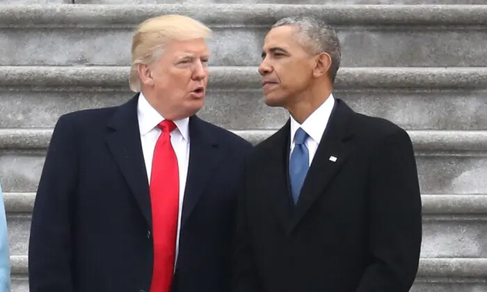 El entonces presidente Donald Trump y el expresidente Barack Obama intercambian palabras en el Capitolio en Washington, DC, el 20 de enero de 2017.(Rob Carr/Getty Images)