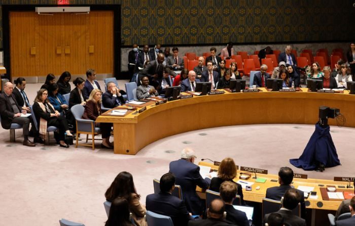 Miembros del Consejo de Seguridad de las Naciones Unidas escuchan al observador permanente palestino Riyad H. Mansour durante una reunión del Consejo de Seguridad sobre la guerra entre Israel y el grupo terrorista Hamás en la sede de la ONU, el 30 de octubre de 2023, en Nueva York. (Michael M. Santiago/Getty Images)