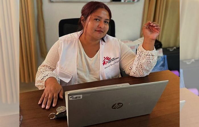 Fotografía cedida hoy por Médicos sin fronteras donde se observa a la enfermera mexicana Michelle Ravell en un consultorio. (EFE/Médicos sin fronteras) 