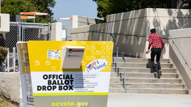 Las boletas electorales se auditan en la oficina del Registro de Votantes del Condado de Orange, en Santa Ana, California, el 9 de junio de 2022. (John Fredricks/The Epoch Times)
