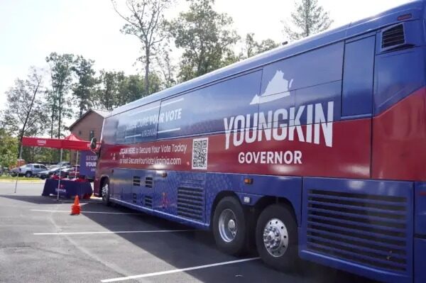 Un autobús de "Asegura tu Voto" parqueado en la Capilla Cornerstone durante un townhall de "Los Padres Importan" por el Gobernador de Virginia Glenn Youngkin en Leesburg, Virginia, el 12 de septiembre del 2023. (Terri Wu/The Epoch Times)