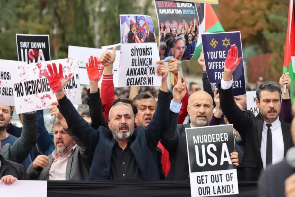 Un grupo de personas protesta contra la visita del secretario de Estado estadounidense Antony Blinken en Ankara, Turquía, el 6 de noviembre del 2023. (Adem Altan/AFP vía Getty Images)