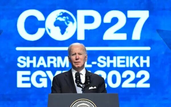 El Presidente Joe Biden pronuncia un discurso durante la cumbre COP27 en Sharm el-Sheikh, Egipto, el 11 de noviembre del 2022. (Saul Loeb/AFP vía Getty Images)