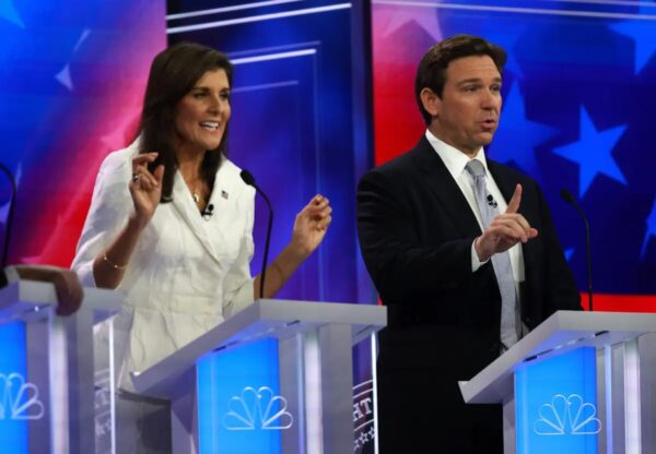 Los candidatos presidenciales republicanos, la exembajadora ante la ONU Nikki Haley (izq.) y el gobernador de Florida Ron DeSantis, participan en el debate de las primarias presidenciales republicanas de NBC News en el Adrienne Arsht Center for the Performing Arts del condado de Miami-Dade en Miami, Florida, el 8 de noviembre del 2023. (Joe Raedle/Getty Images)