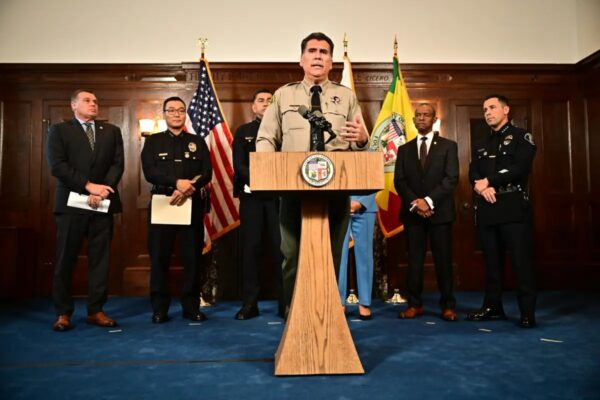 El sheriff del condado de Los Ángeles, Robert Luna, habla durante una rueda de prensa para anunciar nuevos esfuerzos para frenar los recientes robos en comercios, en el Ayuntamiento de Los Ángeles, California, el 17 de agosto del 2023. (Frederic J. Brown/AFP vía Getty Images)