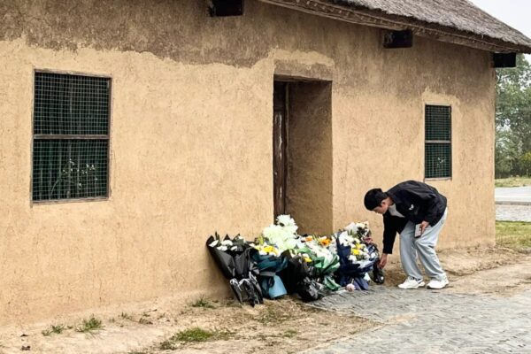 Un hombre deposita flores frente a la antigua casa del ex primer ministro chino Li Keqiang en el condado de Dingyuan, ciudad de Chuzhou, en la provincia oriental china de Anhui, el 27 de octubre del 2023. (Rebecca Bailey/AFP vía Getty Images)