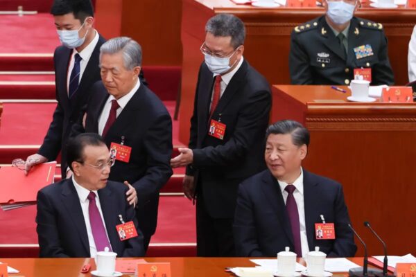 El entonces primer ministro chino Li Keqiang, el ex líder del PCCh Hu Jintao y el actual líder del PCCh Xi Jinping asisten a la ceremonia de clausura del XX Congreso Nacional del Partido Comunista de China (PCCh) en el Gran Salón del Pueblo el 22 de octubre del 2022 en Beijing, China. (Lintao Zhang/Getty Images)