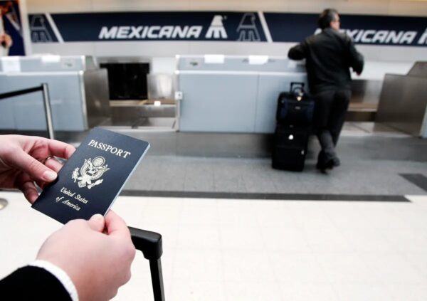 Una pasajera espera en la fila con su pasaporte antes de salir del aeropuerto internacional O'Hare de Chicago el 23 de enero del 2007. (JEFF HANES/AFP vía Getty Images)