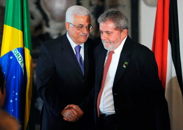 El presidente brasileño Luiz Inacio Lula da Silva (d) estrecha la mano de su homólogo palestino Mahmoud Abbas en Salvador, Brasil, el 19 de noviembre del 2009. (EVARISTO SA/AFP vía Getty Images)