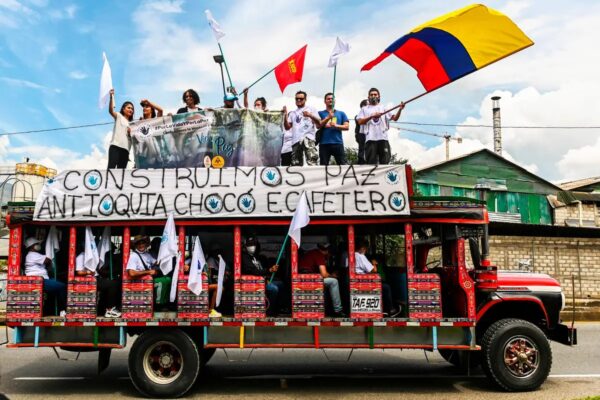 Ex guerrilleros de las FARC viajan en vehículos de transporte local hacia Bogotá para exigir que se respeten los acuerdos de paz, en Medellín, Colombia, el 29 de octubre del 2020. (JOAQUIN SARMIENTO/AFP vía Getty Images)