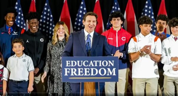 El gobernador de Florida, Ron DeSantis, en la firma del proyecto de ley de elección escolar universal del estado en Christopher Columbus High School en Miami el 27 de marzo del 2023. (Cortesía de la Oficina del Gobernador de Florida).