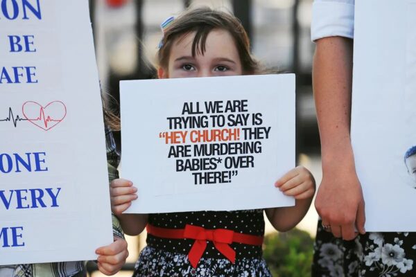 Un niño muestra un cartel en apoyo de la legislación sobre el aborto durante una manifestación provida frente al Centro de Salud Reproductiva de Planned Parenthood en St Louis, Mo, el 4 de junio del 2019. (Michael B. Thomas/Getty Images)