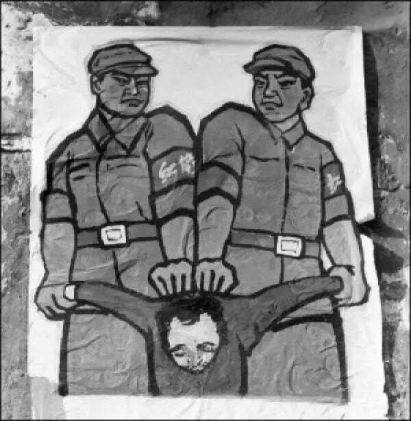 Este cartel, expuesto a finales de 1966 en Beijing, muestra a los Guardias Rojos cómo tratar a un supuesto "enemigo del pueblo" durante la Revolución Cultural. (Jean Vincent/AFP vía Getty Images)