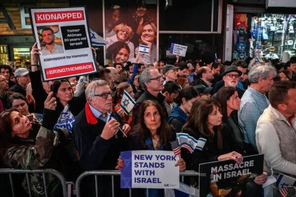 Miembros de la comunidad judía y partidarios de Israel asisten a una concentración para pedir la liberación de los rehenes de Hamás, en Times Square, Nueva York, el 19 de octubre del 2023. (Ed Jones/AFP vía Getty Images)