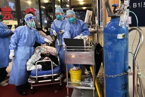 Trabajadores sanitarios atienden a un paciente de COVID en Shanghai el 14 de enero del 2023. (Kevin Frayer/Getty Images)