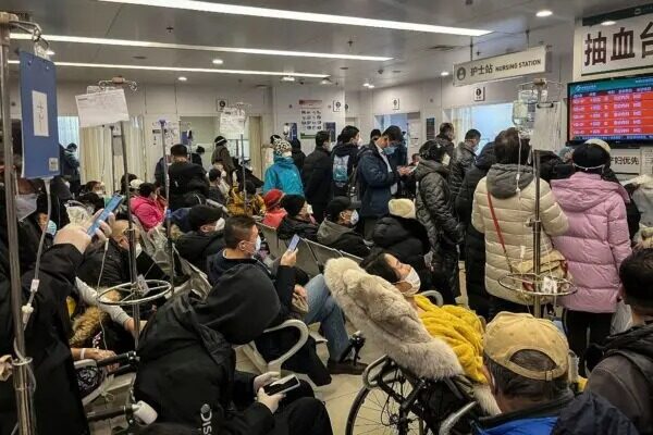 Pacientes en silla de ruedas y personas en el servicio de urgencias de un hospital de Beijing el 3 de enero del 2023. (JADE GAO/AFP vía Getty Images)