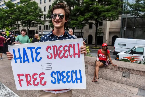 La gente participa en una manifestación "Exige libertad de expresión" en la Plaza de la Libertad en Washington el 6 de julio del 2019. Los manifestantes piden el fin de la censura por parte de las empresas de redes sociales. (Stephanie Keith/Getty Images)