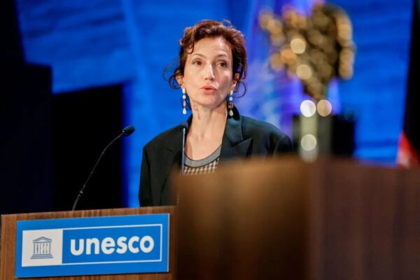 La Directora General de la UNESCO, Audrey Azoulay, pronuncia un discurso en la sede de la UNESCO en París el 8 de noviembre de 2023. (GEOFFROY VAN DER HASSELT/AFP vía Getty Images)