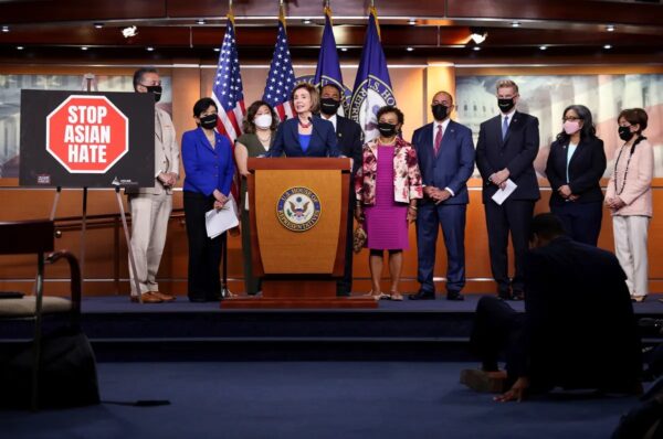 La presidenta de la Cámara de Representantes, Nancy Pelosi (demócrata de California), acompañada por miembros de la Asian Pacific American Caucus, habla sobre la Ley COVID-19 contra los delitos de odio en el Capitolio de EE.UU. en Washington el 18 de mayo de 2021. (Kevin Dietsch/Getty Images)