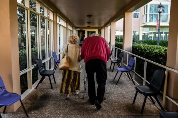 Un residente anciano es escoltado hacia John Knox Village, una comunidad de jubilados en Pompano Beach, Florida, el 21 de marzo del 2020. (Chandan Khanna/AFP vía Getty Images)
