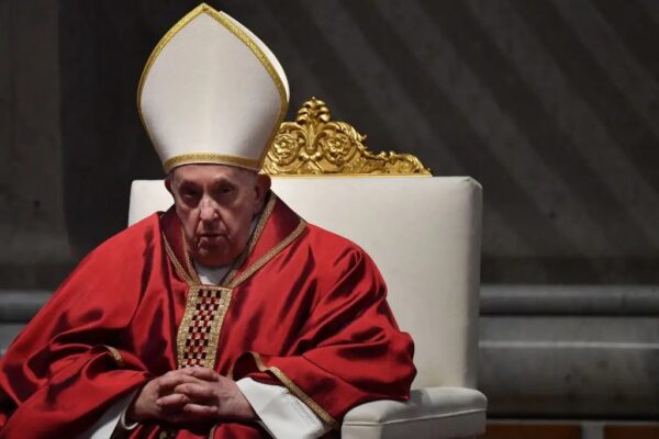 El Papa Francisco preside la Misa de Viernes Santo en la Basílica de San Pedro del Vaticano, el 7 de abril del 2023. (Tiziana Fabi/AFP vía Getty Images)