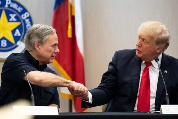 El gobernador de Texas, Greg Abbott, y el expresidente Donald Trump se dan la mano durante una reunión informativa sobre seguridad fronteriza en Weslaco, Texas, el 30 de junio del 2021. (Brandon Bell/Getty Images)