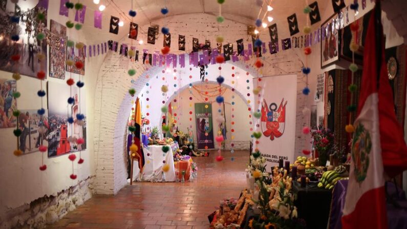 Fotografía de altares dedicados a seres queridos durante el Día de Muertos, el 31 de octubre de 2023 en La Paz (Bolivia). EFE/Luis Gandarillas