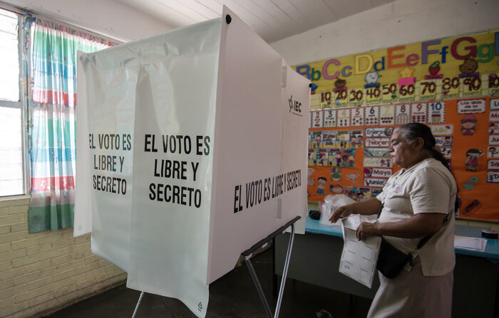 Fotografía de archivo de una persona que vota para las elecciones estatales de Coahuila. (EFE/ Miguel Sierra)