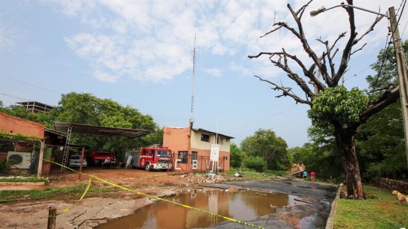 Fotografía de una estación de bomberos afectada por las fuertes lluvias el 2 de noviembre de 2023, en Lambaré (Paraguay). EFE/ Christian Alvarenga