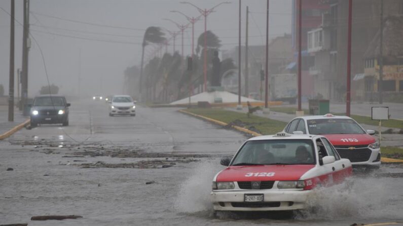 Fotografía de los fuertes vientos, en el municipio de Coatzacoalcos en el estado de Veracruz (México), en una fotografía de archivo. EFE/ Ángel Hernández