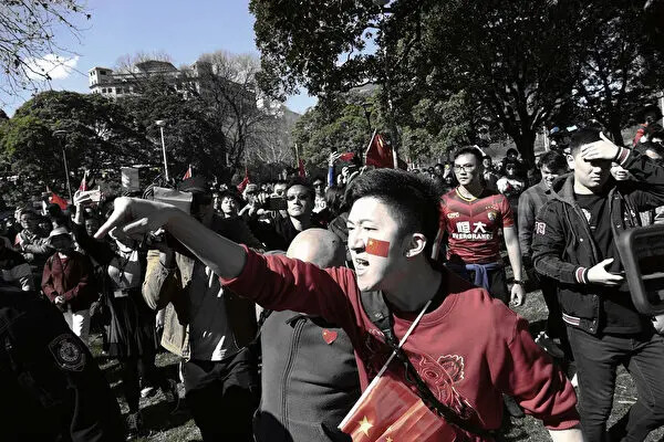 Estudiantes chinos internacionales maldicen a quienes apoyan los movimientos prodemocráticos de Hong Kong en una manifestación a favor del PCCh, en Sídney, Australia, el 17 de agosto de 2019. (An Pinya/The Epoch Times)