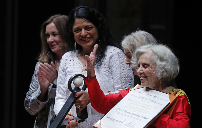 La escritora mexicana Elena Poniatowska (Der.), saluda después de recibir el Premio Internacional Carlos Fuentes a la Creación Literaria en el Idioma Español de 2023 este jueves, en la Ciudad de México, México. (EFE/Mario Guzmán)