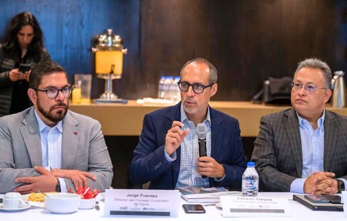 El director del Consejo Consultivo del Agua, Jorge Fuentes (i), acompañado del director ejecutivo del Agua Capital, Eduardo Vazquez (c), y del director del Agua para América Latina y el Caribe, Aldo Ramírez (d), participan el 23 de noviembre de 2023, en una rueda de prensa en la ciudad de Monterrey en el estado de Nuevo León, México.  (EFE/Miguel Sierra)