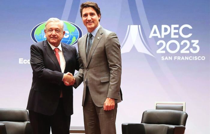 El mandatario mexicano, Andrés Manuel López Obrador y el primer ministro de Canadá Justin Trudeau, en la cumbre del Foro de Cooperación Económica Asia-Pacífico (APEC) que se celebra esta semana en San Francisco, California, EE.UU. (EFE/Presidencia de México)