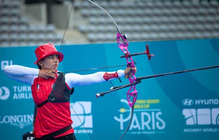 Un foto de archivo de Aida Román de México durante la final por equipos de recurvo femenino de la Copa del Mundo de Tiro con Arco Hyundai 2021 el 27 de junio de 2021 en París, Francia. (Dean Alberga/Handout/Federación Mundial de Tiro con Arco vía Getty Images )