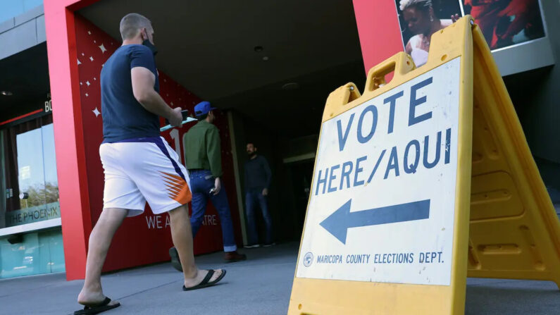 Los votantes llegan para emitir su voto en el Museo de Arte de Phoenix, en Phoenix, Arizona, el 8 de noviembre de 2022. (Kevin Dietsch/Getty Images)
