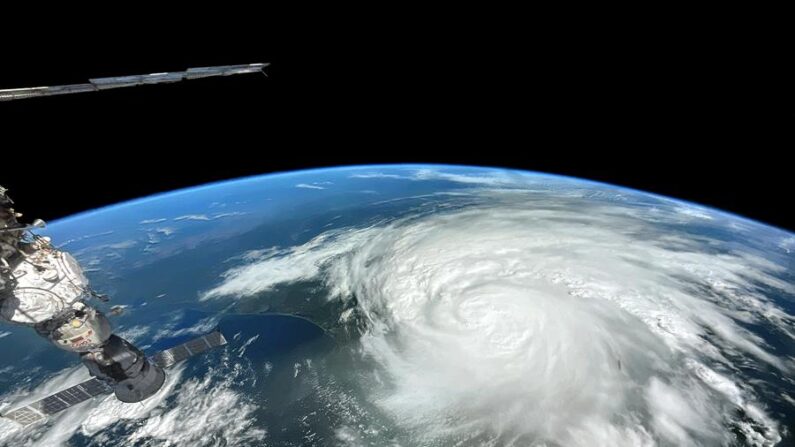 Fotografía del 30 de agosto de 2023 cedida por la NASA, tomada desde la Estación Espacial Internacional (EEI), donde se muestra una instantánea del huracán Idalia sobre el Golfo de México y Florida (EE.UU.). EFE/ NASA