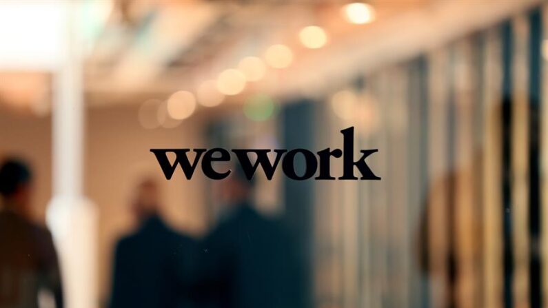 La empresa de cotrabajo estadounidense WeWork se declaró este lunes en bancarrota, tras años de problemas financieros que la llevaron a acarrear una deuda de más de 10,000 millones de dólares. EFE/Mauricio Dueñas Castañeda/Archivo