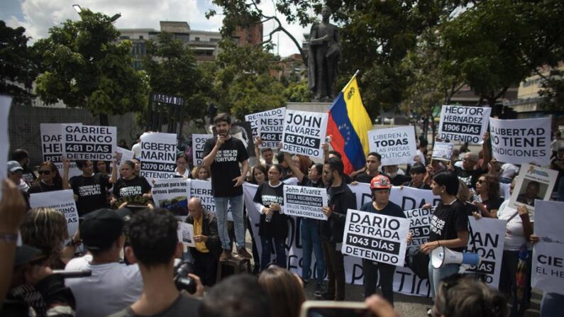 Manifestantes exigen la libertad de "casi 300 presos políticos" el 1 de noviembre de 2023, en Caracas (Venezuela). EFE/Miguel Gutiérrez