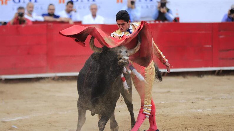 Una foto de archivo del torero mexicano Héctor Gutiérrez, lidia su primer toro de la tarde durante la segunda corrida Guadalajara 2022 en la Plaza de Toros Nuevo Progreso, en el estado Jalisco, México. (EFE/Fabricio Atilano)