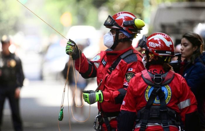 Una foto de archivo de miembros del Escuadrón de Rescate de Urgencias Médicas (ERUM) durante un simulacro anual de terremoto en Ciudad de México el 19 de septiembre de 2023. (CLAUDIO CRUZ/AFP vía Getty Images)