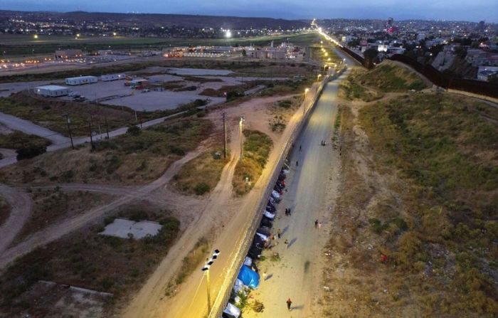 Imagen aérea muestra migrantes que esperan audiencias de asilo, en la frontera entre EE.UU. y México, vista desde San Ysidro, California, el 10 de mayo de 2023. (SANDY HUFFAKER/AFP vía Getty Images)